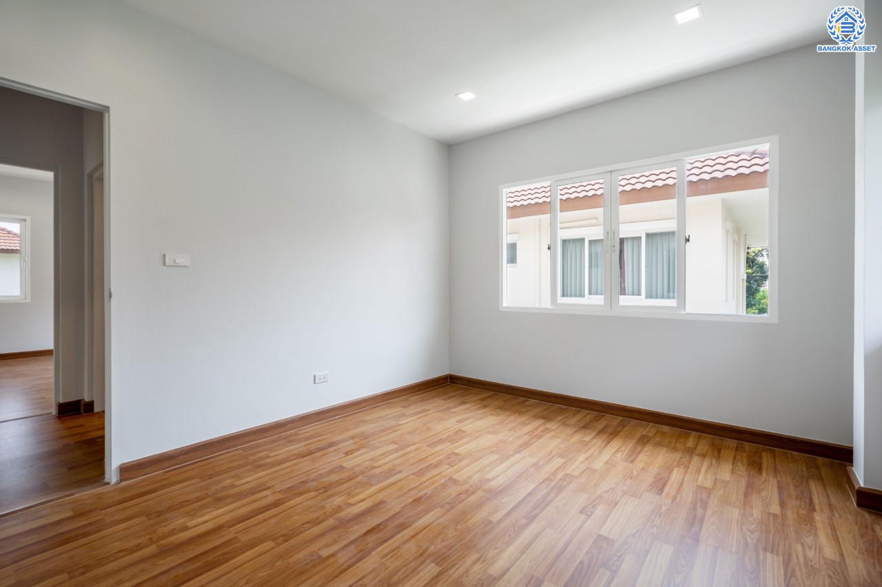 บ้านมือสองตกแต่งใหม่ จากแบรนด์ AP ม.เดอะเซนโทร รัตนาธิเบศร์ หลังมุม เนื้อที่ 60.9 ตร.ว. ฟังก์ชันจัดเต็ม 3 ห้องนอน 3 ห้องน้ำ จอดรถได้ 2 คัน บนทำเลศักยภาพ เชื่อมต่อหลายเส้นทางทั้ง ถ.ราชพฤกษ์, ถ.รัตนาธิเบศร์ และถ.กาญจนาภิเษก และเพียง 5 นาทีถึงรถไฟฟ้า "สถานีบางพลู"